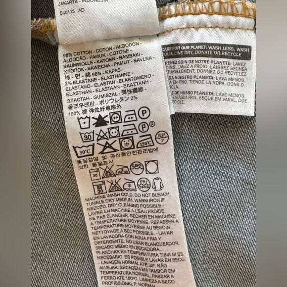 💥 Levi’s Star Studded Denim Trucker Vest 💥
✨All-American Classic sz Medium EUC - Picture 10 of 11